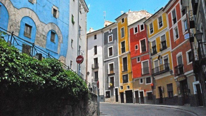Casas de colores en el casco antiguo de Cuenca