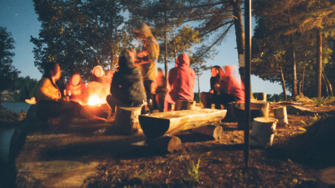 Grupo de personas disfrutando de un camping en Cuenca