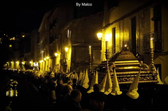 Paso de la procesion del entierro en Cuenca