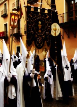 Nazarenos de la procesion del silencio en Cuenca