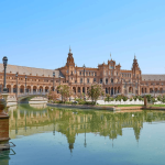 Explorar el Palacio de las Dueñas en la ciudad de Sevilla.